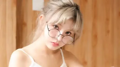 瘦高女孩把肺挤炸了