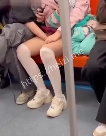 地铁秀恩爱
