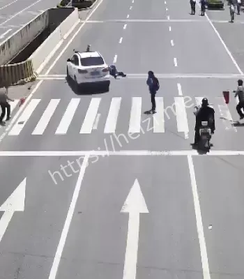 撞飞学生