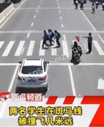 白色小轿车