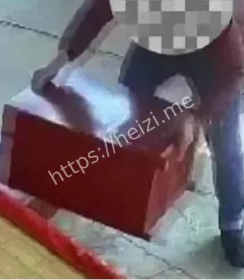 小伙偷功德箱