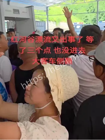 客车侧翻