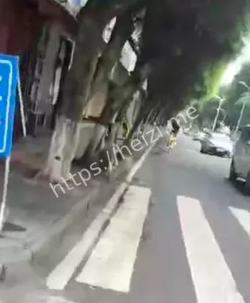 男孩保护自己