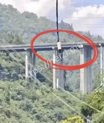 游客坠水