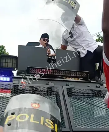 10万人抗议