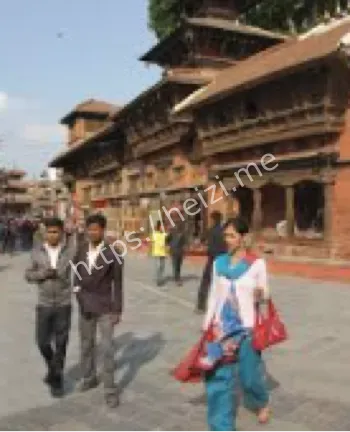 闪光物体坠落地面