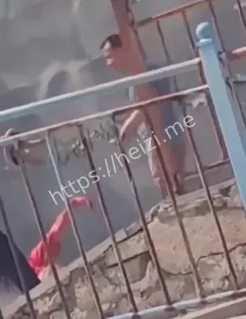 男子提刀杀妻儿细节