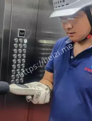 电梯门缝卡困