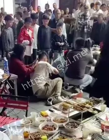 女子嘴欠引发群殴细节