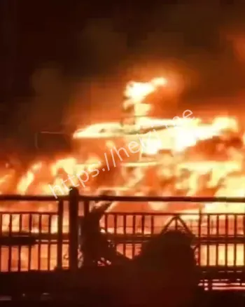 百万游艇被烧