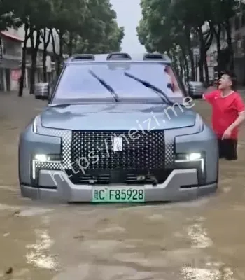 台风积水路成游乐场