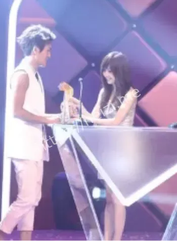 吴克群贴心照料