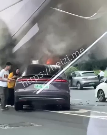 蔚来比亚迪相撞引发大火