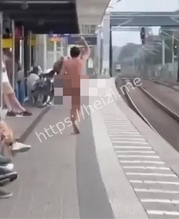 外国裸体男子