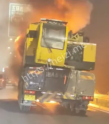 吊车燃爆