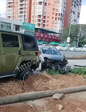 SUV失控撞车