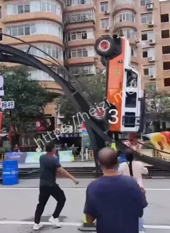 越野车90度侧翻