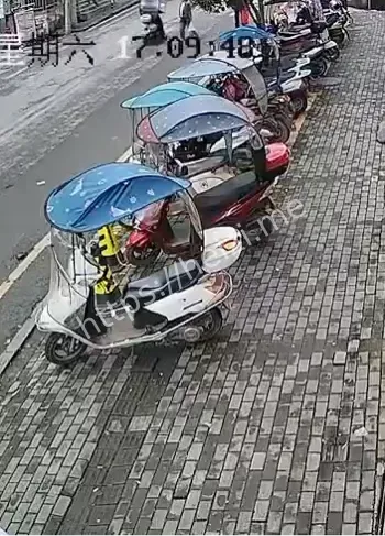 女司机油门误刹车5死8伤