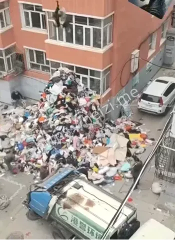 老太太瘫坐楼下捡回垃圾心酸