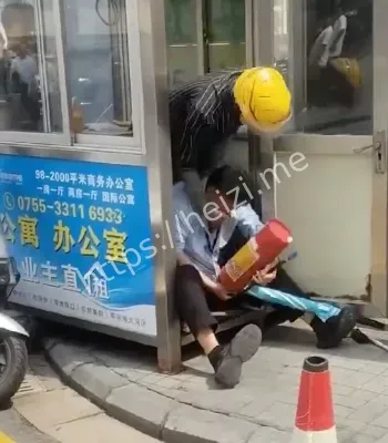 保安亭暴打保安