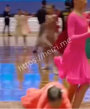 绿衣服女孩打电话道歉过程