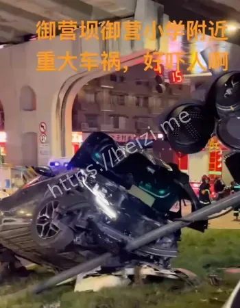 比亚迪失控撞飞红路灯