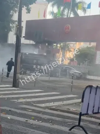 蓝色轿车撞政府大门