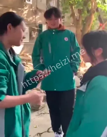 15岁女生掌掴视频