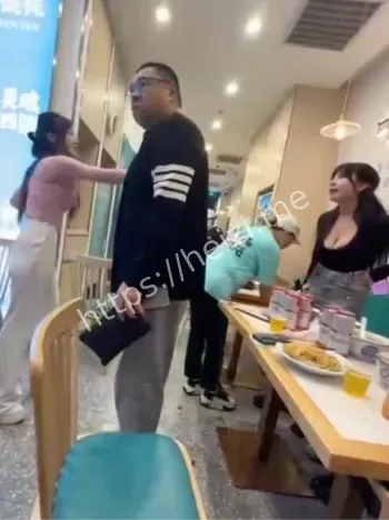 财兜兜大黄山小混沌店冲突