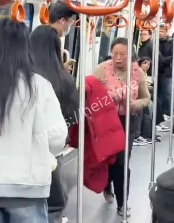 全车厢乘客看呆