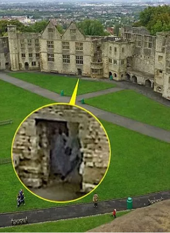 普拉克利村红衣女士