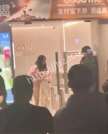 女子跪地求复合