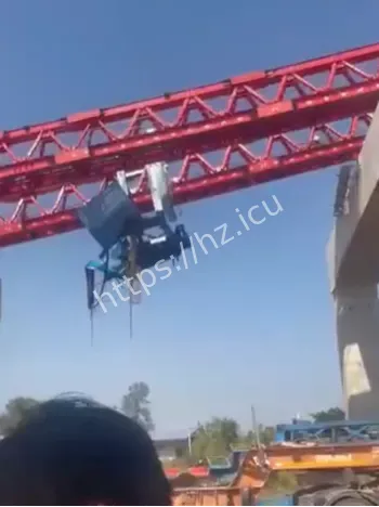 高铁起重机坠落砸列车