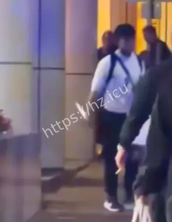 持刀挟持女人质