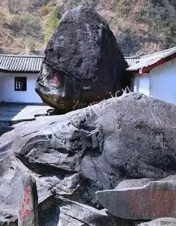 500吨飞来石砸进院子