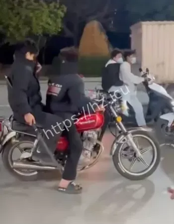 深夜骑鬼火摩托当街开干