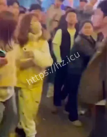 两女当众互撕薅头发扯衣服