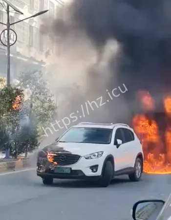 潮州货车当街起火