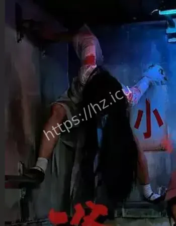 木门反锁后传来敲盆声