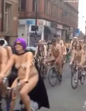 街头全裸飞驰