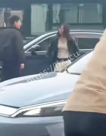 男子暴怒撞车