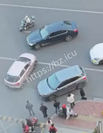 男子暴怒撞车