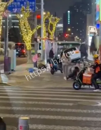 小车避让电瓶车