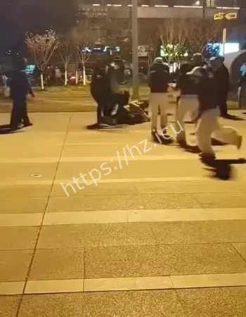 群众围堵救人全程