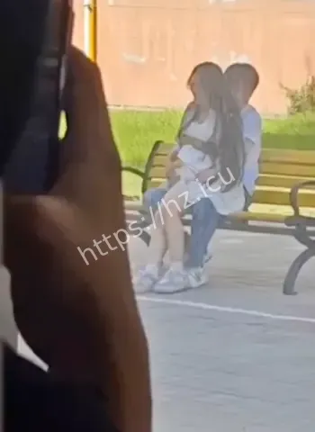 被同学围观拍下全过程