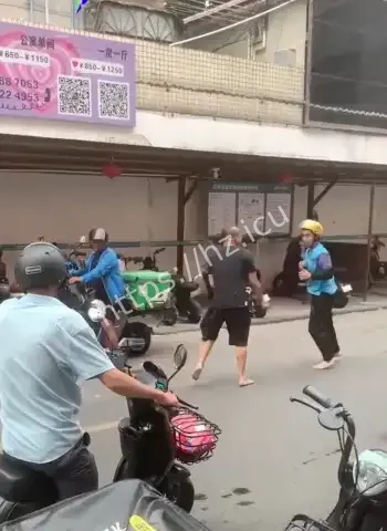 因电动车起冲突光脚互殴