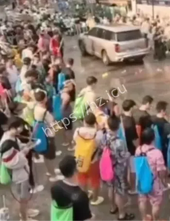 泼水节强行扒车