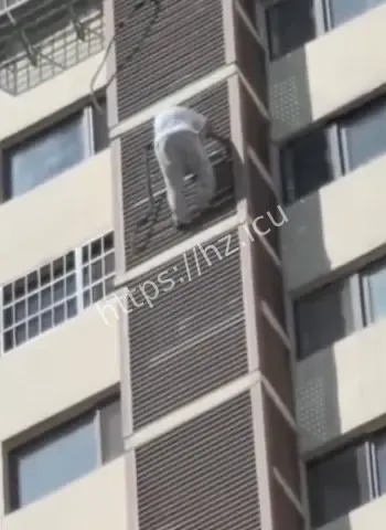 消防高空架桥救高龄老人