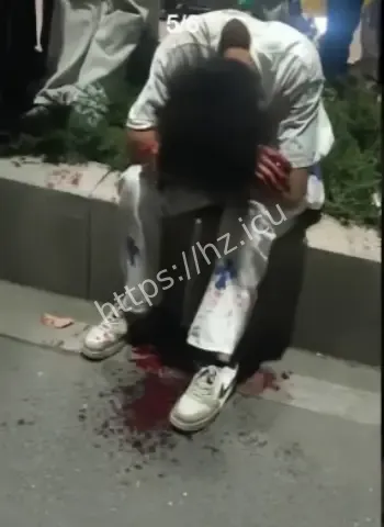 相撞血溅街头哀嚎打滚