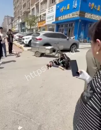 卖饼哥踢狗被扇耳光